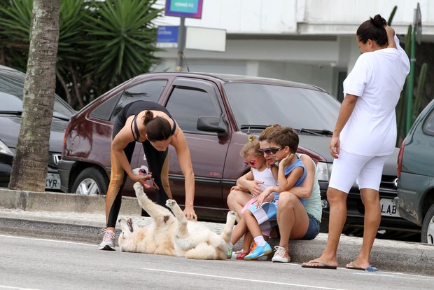 Lavínia Vlasak com os filhos encontram Carolina Ferraz na orla (Foto: André Freitas / AgNews)