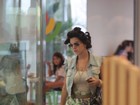 Giovanna Lancellotti passeia de bobes no cabelo em shopping no Rio