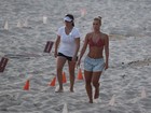 De shortinho, Carolina Dieckmann treina na praia