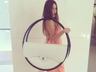 Vanessa Hudgens usa bolsa gigante e mostra foto em rede social