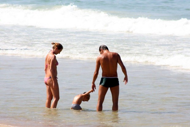 Ex-jogador Leonardo com a família na praia (Foto: JC Pereira / AgNews)