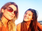 Flávia Alessandra curte praia ao lado da filha Giulia