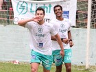 José Loreto comemora gol com beijo na aliança