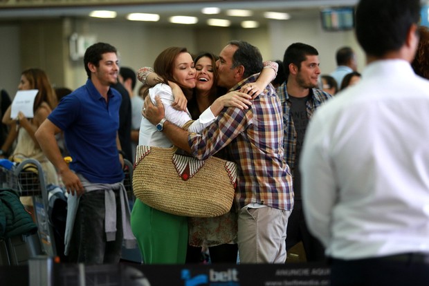 Bruna Marquezine grava em aeroporto (Foto: Claudio Andrade / FotoRioNews)