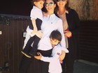Carol Celico, mulher de Kaká, curte o domingo com os filhos e a sogra
