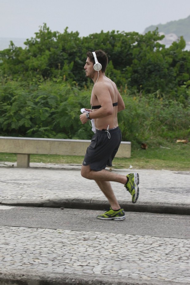 Daniel Rocha corre na orla (Foto: Dilson Silva / AgNews)