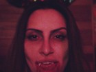 Cleo Pires aparece com dentes de vampiro e até sangue na boca