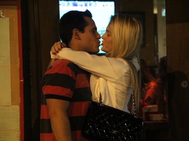 Bárbara Evans troca beijos com o namorado, Leonardo Conrado, em restaurante na Zona Sul do Rio (Foto: Rodrigo dos Anjos/ Ag. News)