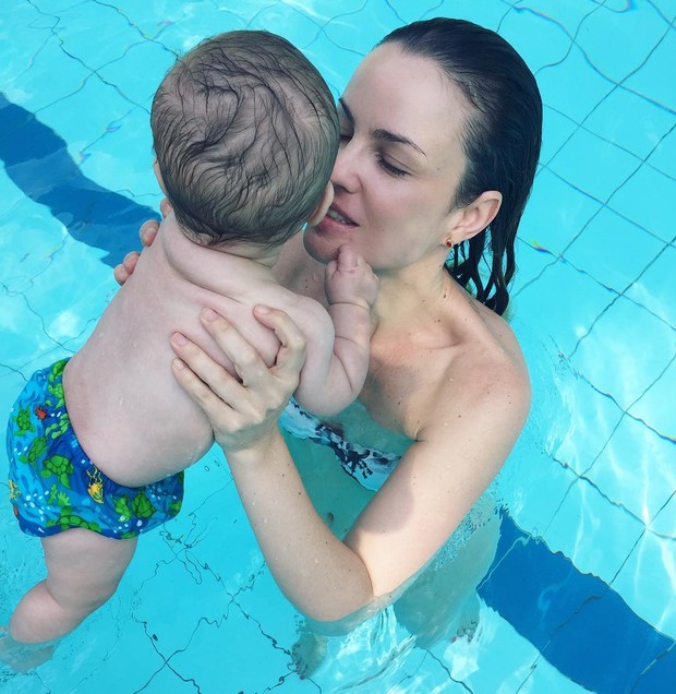 Carolina Kasting e o filho Tom (Foto: Reprodução/Instagram)