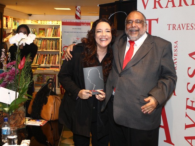 Ana Carolina e o jornalista Jorge Bastos Moreno em lançamento de livro no Rio (Foto: Raphael Mesquita/ Foto Rio News)