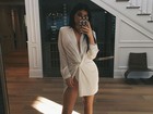 Kylie Jenner usa vestido sexy e exibe o look em rede social