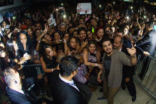 Luan Santana tira fotos com fãs (Foto: Divulgação/Julia Lanari)