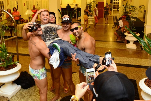 David Brazil com os fãs do hotel na Costa do Sauípe (Foto: Roberto Teixeira/EGO)