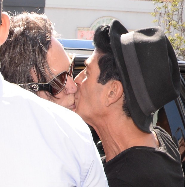  Mickey Rourke beijando amigo (Foto: X17 / Agência)