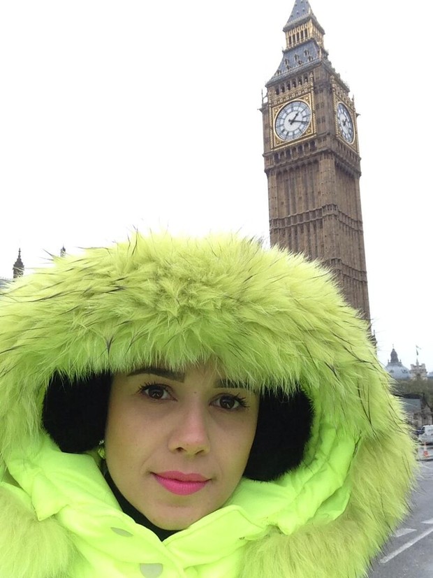 Paula Fernandes em Londres (Foto: Twitter/Reprodução)