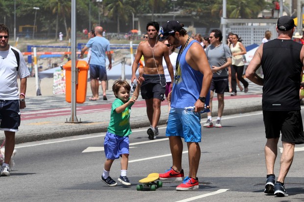 Thiago Rodrigues brinca com filho na orla do Leblon (Foto: Wallace Barbosa/AgNews)