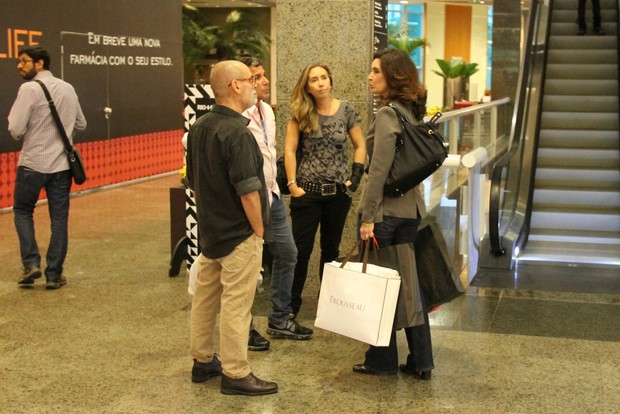 Fátima Bernardes encontra Eri Johnson no Shopping (Foto: Wallace Barbosa/AgNews)