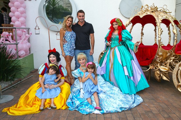 Patrícia Maldonado com o marido, Guilherme Arruda, e as filhas, Nina e Maitê (Foto: Manuela Scarpa/Photo Rio News)