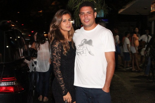 Ronaldo no calçadão do Leblon com a namorada Paula Morais (Foto: Rodrigo dos Anjos/Ag News)
