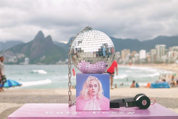 Globo espelhado no Rio de Janeiro (Foto: Universal Music)