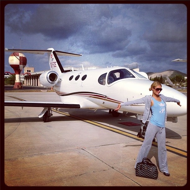 Paris Hilton posa com jatinho (Foto: Reprodução Instagram)