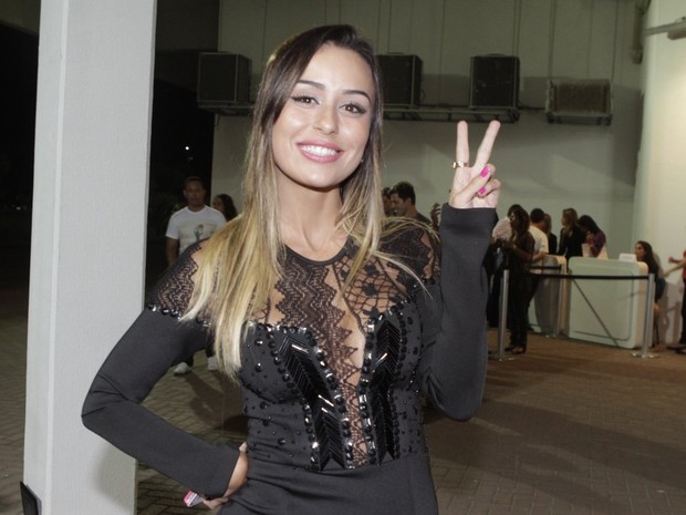 Ex-BBB Leticia Santiago em show no Rio (Foto: Isac Luz/ EGO)