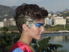 Isabella Santoni capricha no glitter no cabelo para curtir Bloco das Poderosas