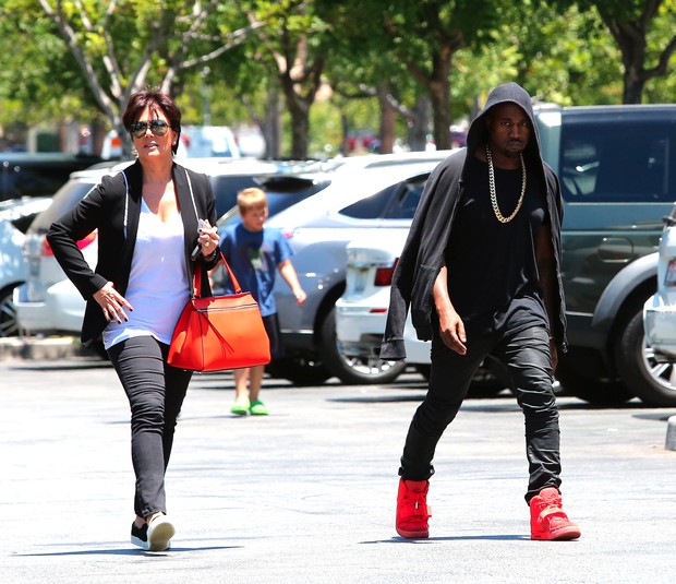 X17 - Kanye West com Kris Jenner, mãe de Kim Kardashian, em Los Angeles, nos Estados Unidos (Foto: X17/ Agência)
