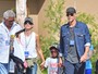 Sandra Bullock e o filho aproveitam parque em Hollywood