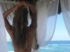 Adriana Sant'Anna sensualiza de biquíni em cenário paradisíaco