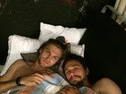 Sem camisa, James Franco posa na cama com Keegan Allen