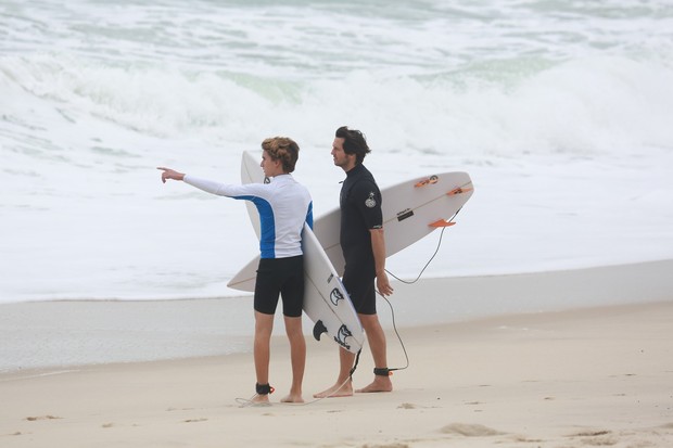 Vladimir Brichta com Felipe, filho de Adriana Esteves, na praia da Macumba, no Rio (Foto: Dilson Silva / Agnews)