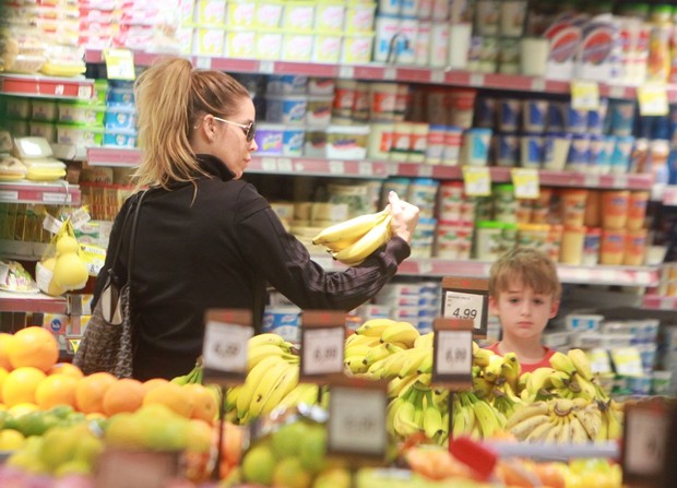 Danielle Winits no mercado com o filho (Foto: Delson Silva / AgNews)