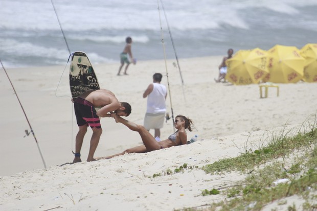 Fernanda Freitas e namorado na praia (Foto: Dilson Silva / Agnews)