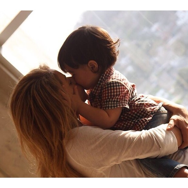 Shakira em momento carinhoso com o filho Milan (Foto: Reprodução/Instagram)