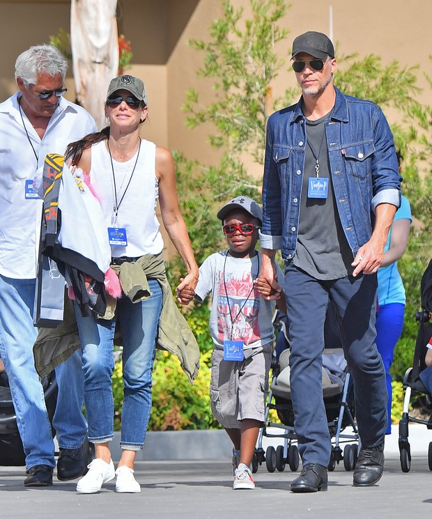 Sandra Bullock com o namorado e os filhos (Foto: Grosby Group)