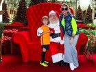 Adriane Galisteu leva o filho Vittorio para tirar foto com Papai Noel