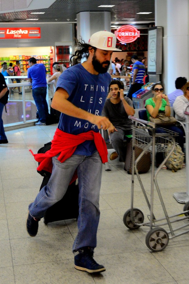 Gabriel O Pensador no aeroporto  (Foto: William Oda / AgNews)