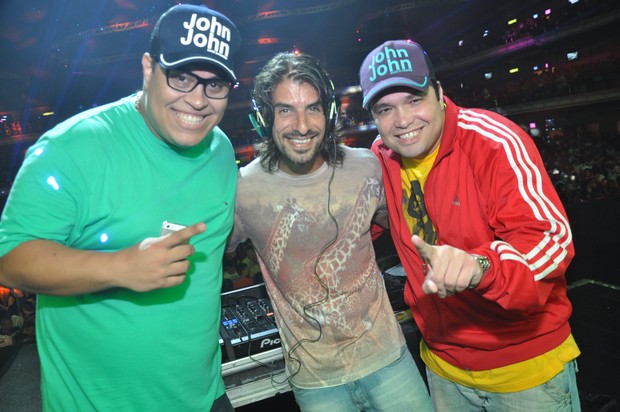 Argentino Miguel do 'BBB' ataca de DJ (Foto: Bruno Henrique/Divulgação)