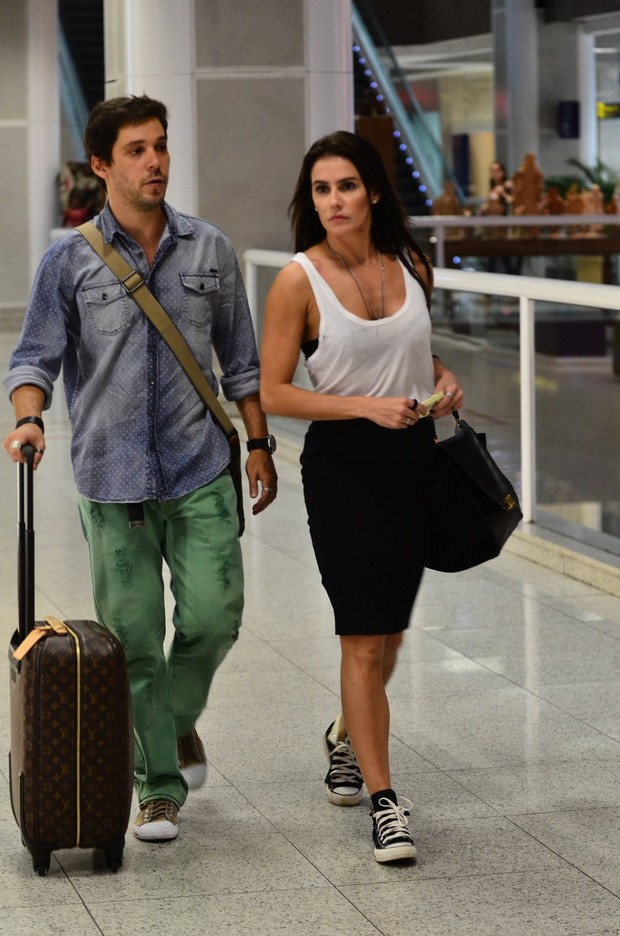 Deborah Secco no aeroporto (Foto: William Oda / AgNews)