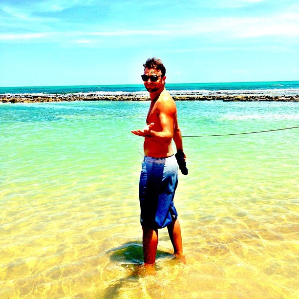 Cássio Reis em praia paradisíaca (Foto: Instagram / Reprodução)