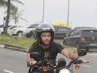 Estiloso! Bruno Gagliasso pilota moto no Barra da Tijuca, no Rio