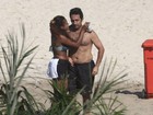 Quitéria Chagas curte dia de praia abraçadinha com o namorado