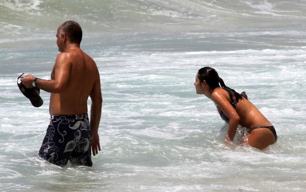 Patrícia Poeta na praia do Leblon com o marido (Foto: Wallace Barbosa / AgNews)