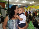 Solange Couto leva o filho a festa de atriz mirim de ‘Avenida Brasil’