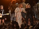 Beyoncé usa vestido transparente em apresentação no ‘CMA Awards’