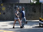 Alinne Moraes passeia com o namorado em Ipanema
