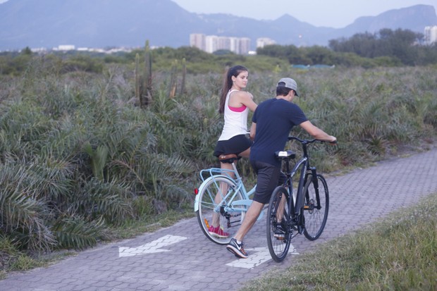 Kleber Toledo e Camila Queiroz em Passeio de Bike pela Reserva no Rio de Janeiro (Foto: AgNews / AgNews)