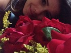 Paula Fernandes ganha presente do namorado: 'Flores do meu amor'