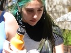 Filha de Madonna aparece com cabelo pintado de verde